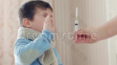 打针的<strong>医疗器械</strong>，孩子怕打针，小男孩生病了，手里拿着注射器